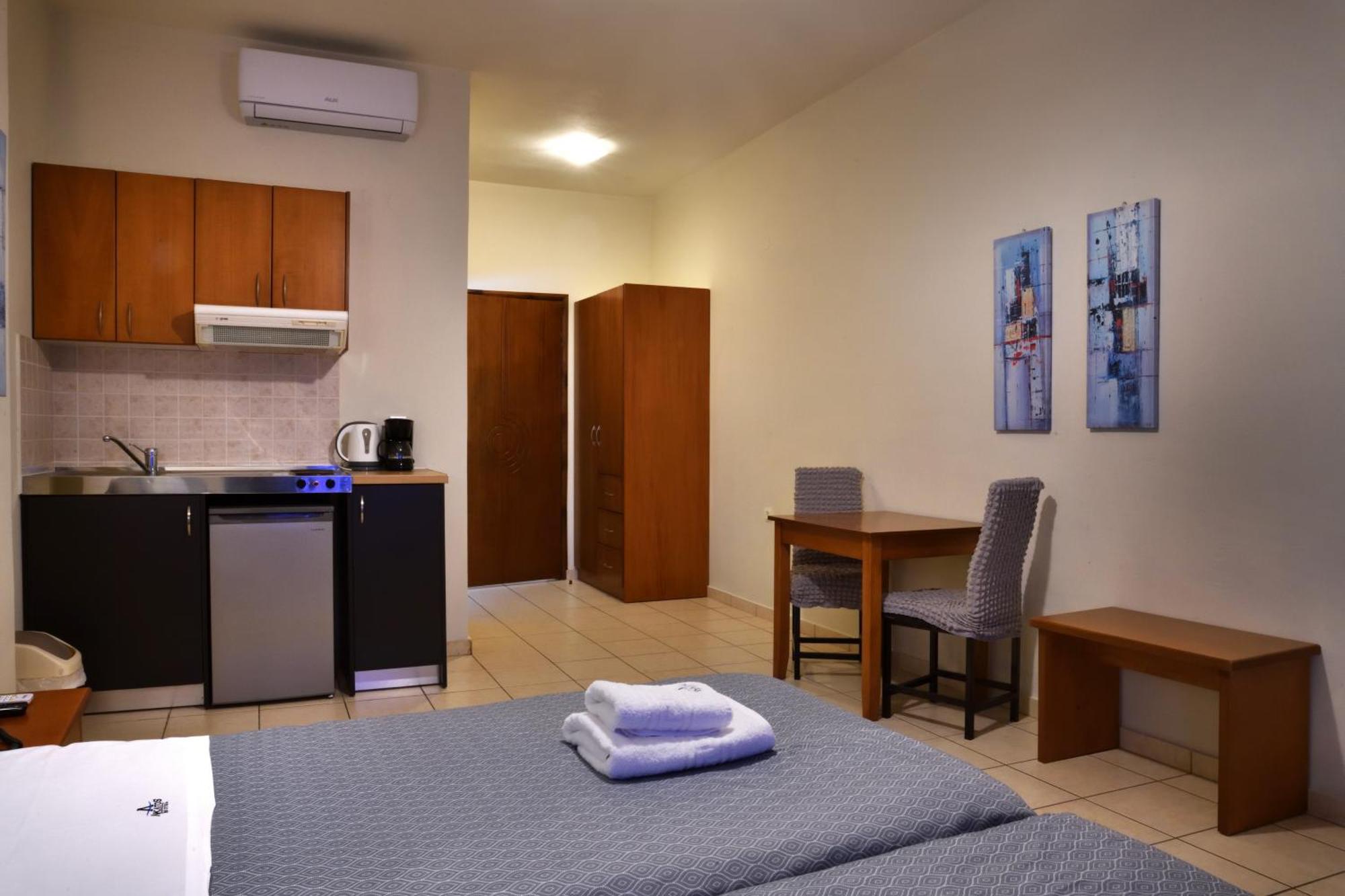 Akatos Hotel Agia Marina 외부 사진