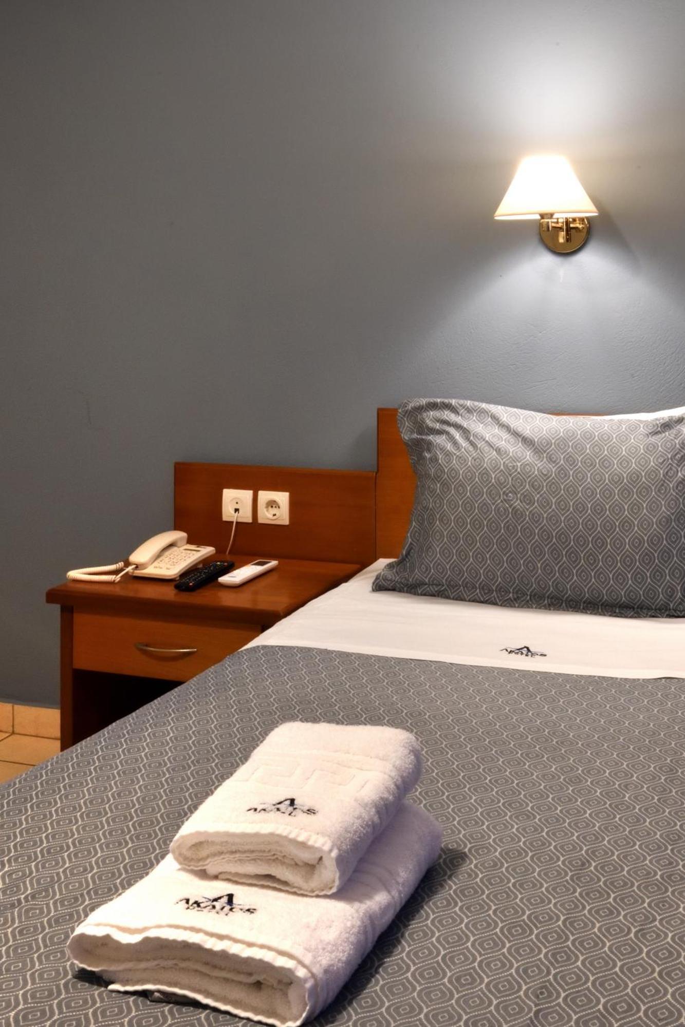 Akatos Hotel Agia Marina 외부 사진